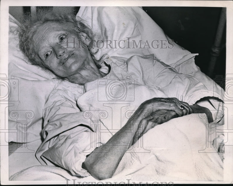 Load image into Gallery viewer, 1947 Press Photo The old Mrs. Garland was hospitalized due to a robber attack
