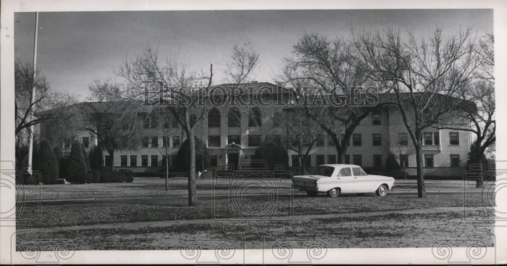 1969 Press Photo A car parked in front of unidentified building - ned05532