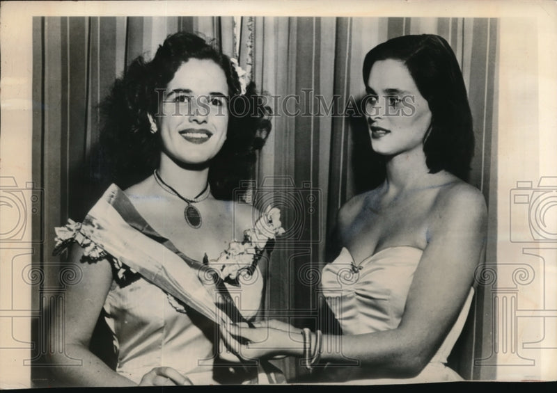 Load image into Gallery viewer, 1948 Press Photo Fulvia Franco received the "Miss Italy 1948"
