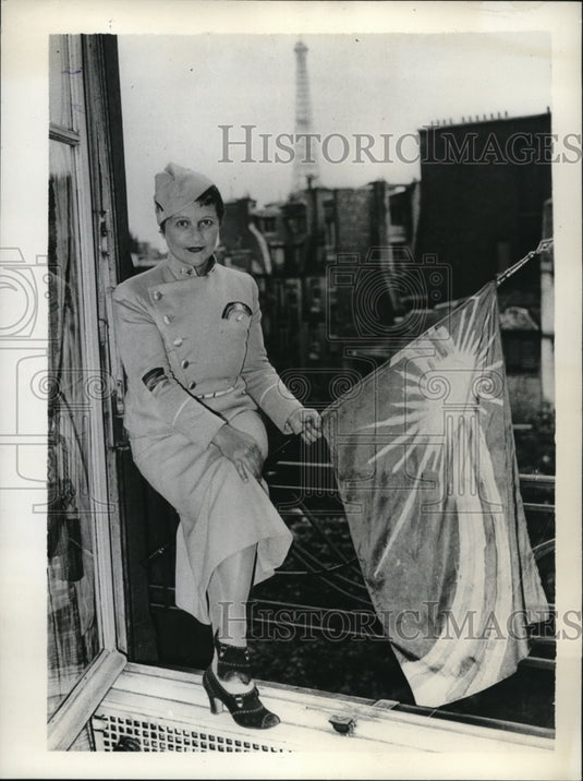 1936 Press Photo Iris Vera Vincent with her Rainbow Flag in Paris