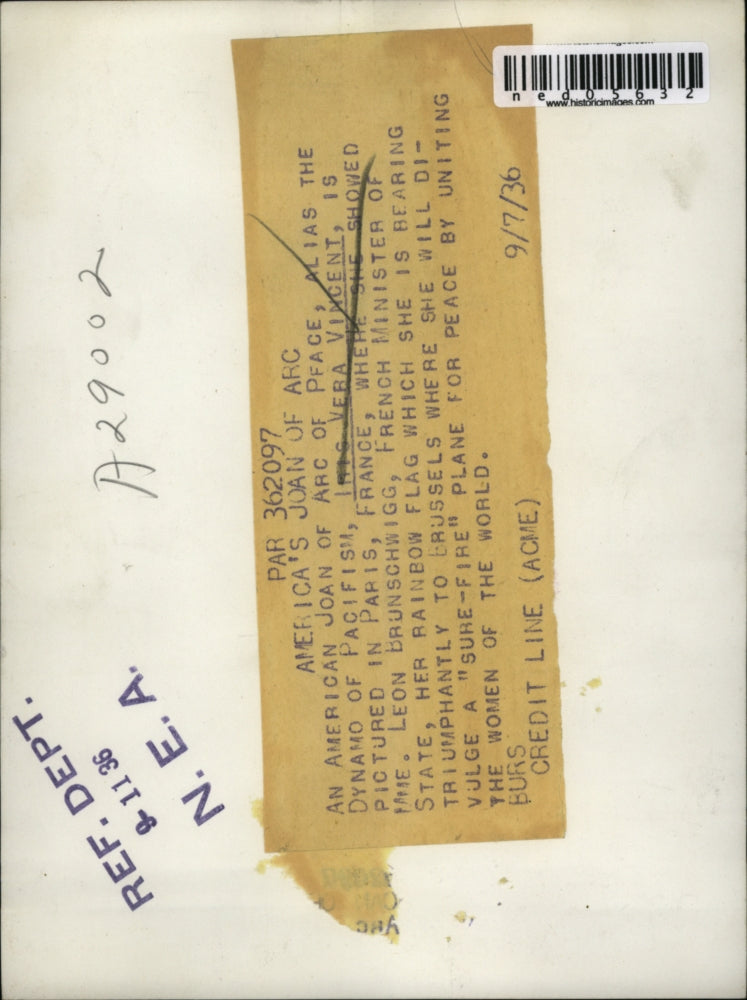 1936 Press Photo Iris Vera Vincent with her Rainbow Flag in Paris