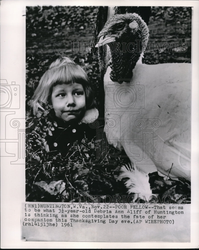 Load image into Gallery viewer, 1981 Press Photo Debria Ann Aliff of Huntington with Thanksgiving Turkey
