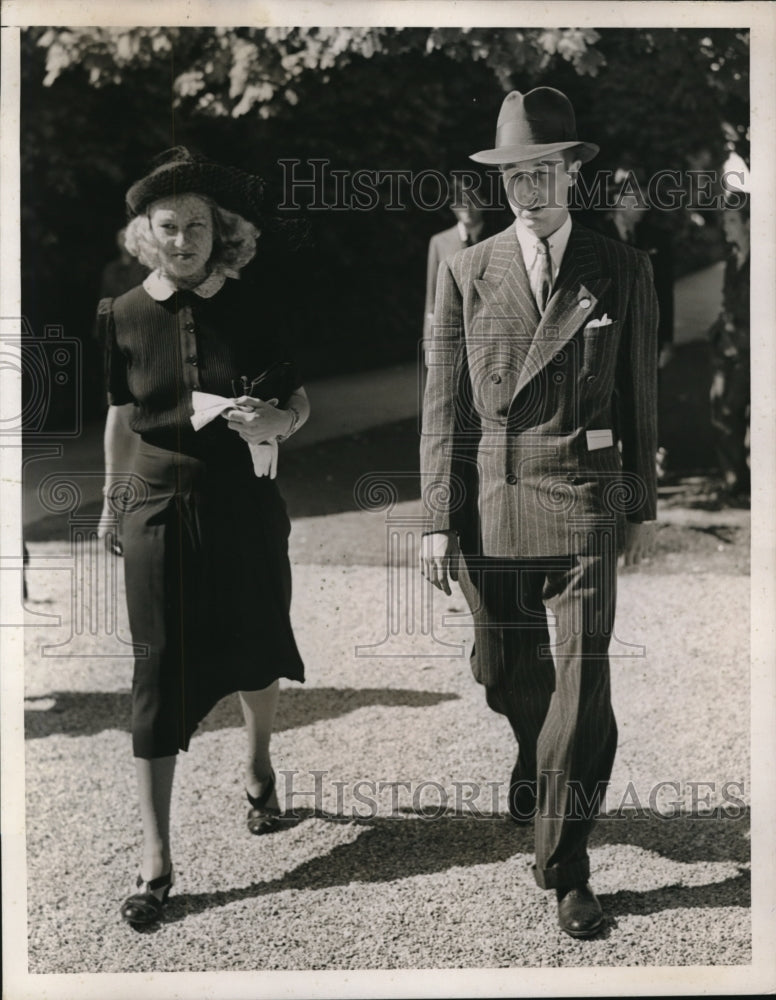 1938 Press Photo Alfred Gwynne Vanderbilt and Elsie Sturgess at Belmont Park