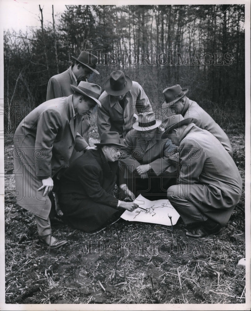 Load image into Gallery viewer, 1954 Press Photo Agent with FBI special agent squads for his plans
