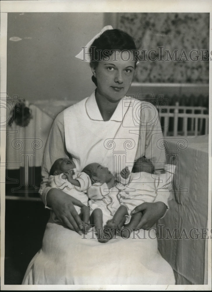 Load image into Gallery viewer, 1933 Press Photo First triplets born in Jefferson Hospital were held by M. Blake
