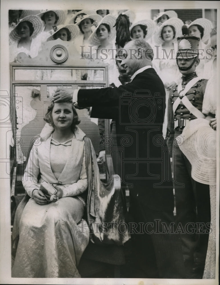 Load image into Gallery viewer, 1939 Press Photo Nelia Veverka crowned as Queen Shenandoah by Gov. H. G. Kump
