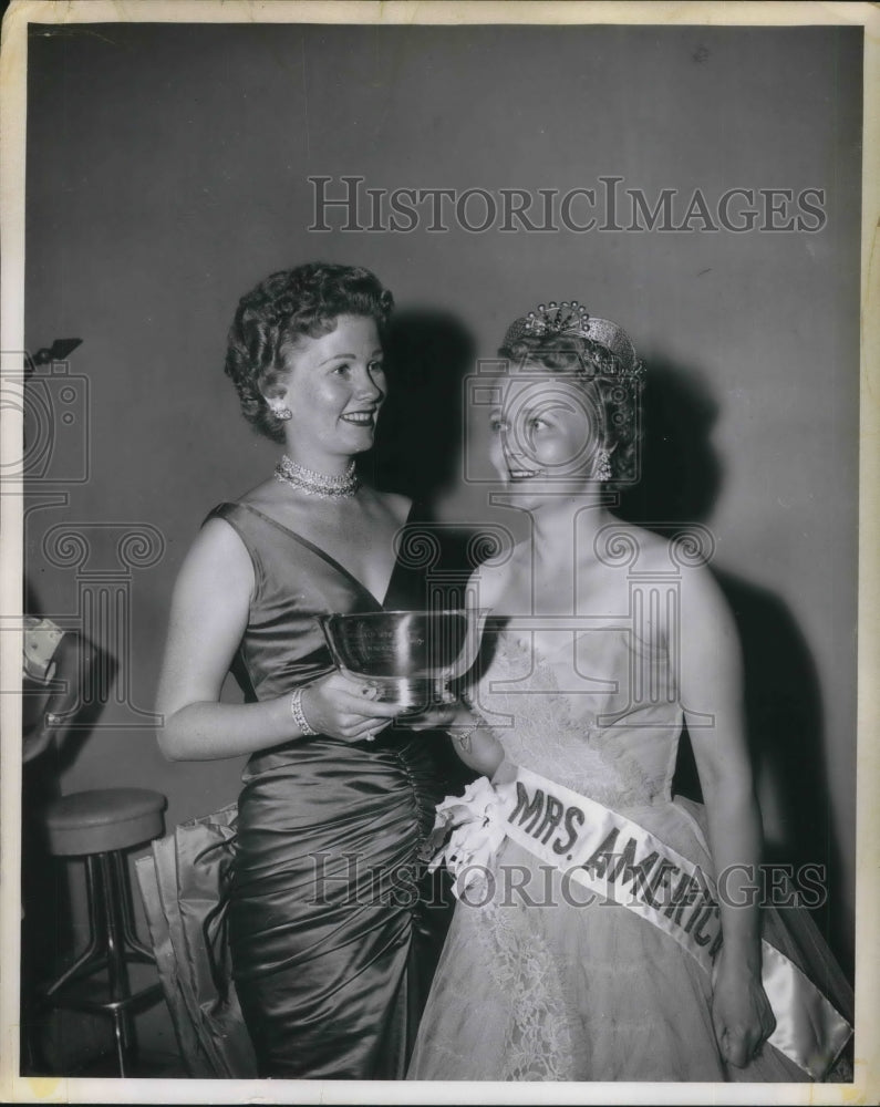 Load image into Gallery viewer, 1956 Press Photo Wanda Jennings Mrs America 1955 &amp; Ramona Deitmeyer 1956
