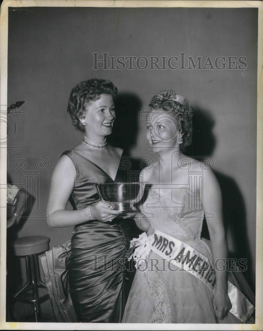 1956 Press Photo Wanda Jennings Mrs America 1955 & Ramona Deitmeyer 1956