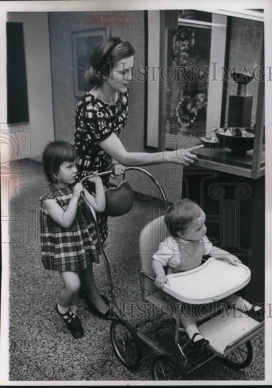 1964 Press Photo Mrs Herbert Lados Jr with kids Helen & Preston