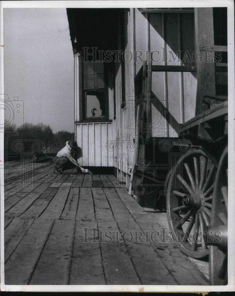 1952 Press Photo Agents place dummy pkg for extortionists to find