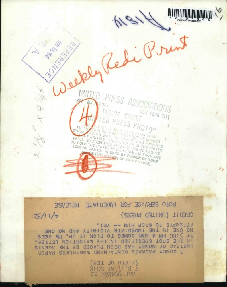 1952 Press Photo Agents place dummy pkg for extortionists to find