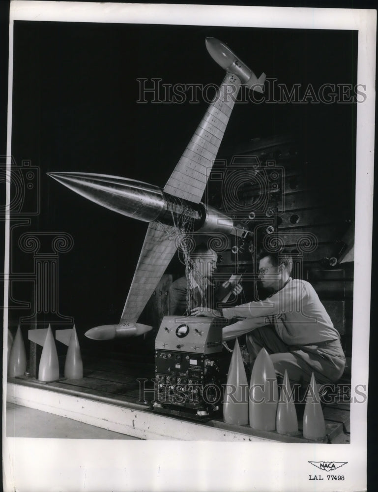 1953 Press Photo Langley Aeronautical Labs tests of flutter models - ned05824