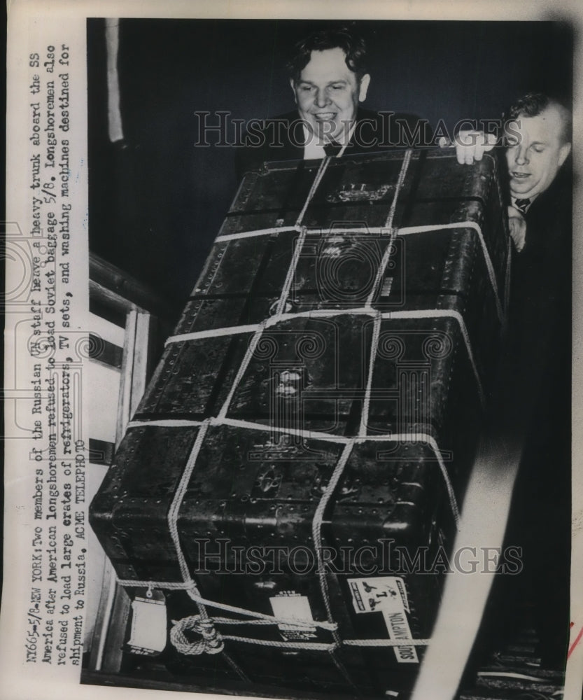 1951 Press Photo NYC Russian UN staff loat trunks after refusal of longshoremen
