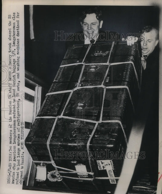 1951 Press Photo NYC Russian UN staff loat trunks after refusal of longshoremen