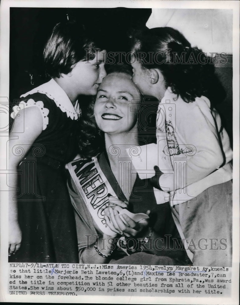 1953 Press Photo Miss America Evelyn Margaret Ay receives kisses form little gir