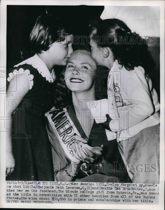 1953 Press Photo Miss America Evelyn Margaret Ay receives kisses form little gir