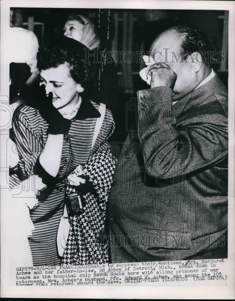 1953 Press Photo Mrs. Margaret Achee and her father-in-law Ed Achee in tears