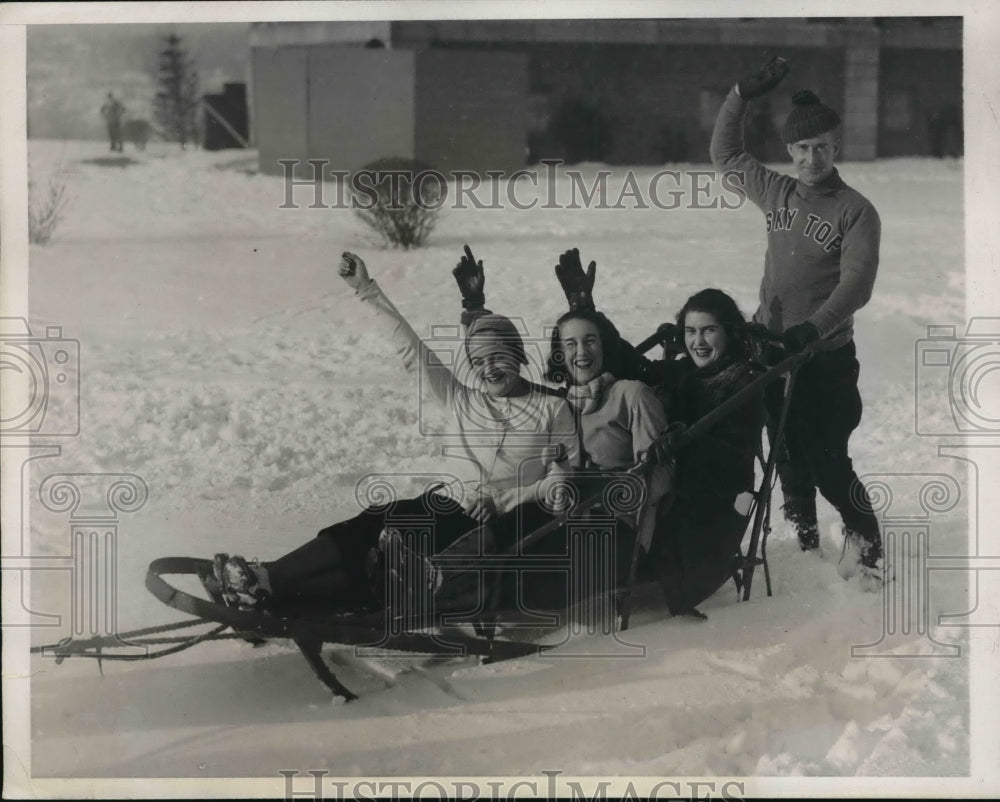 1932 Press Photo Germantown Pa Dog sled team practices daily