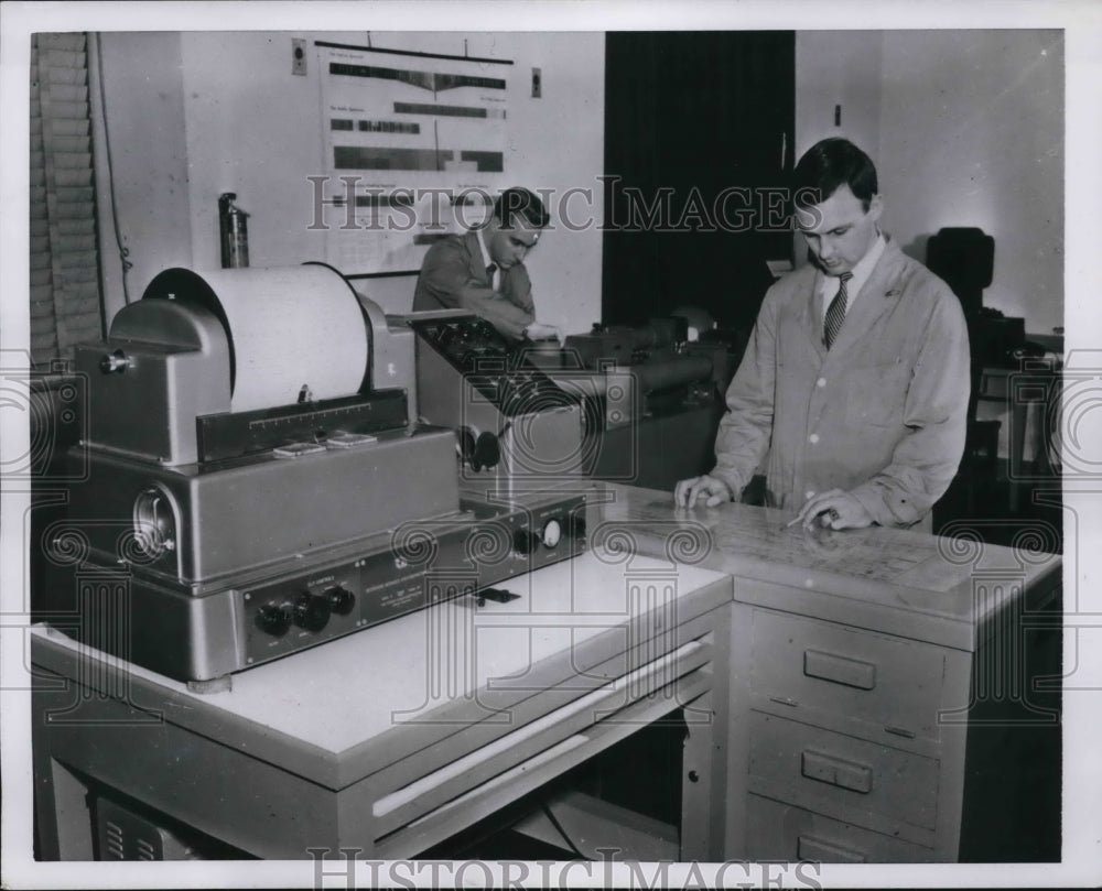 1954 Press Photo FBI labs in Wash DC examination of fingerprints