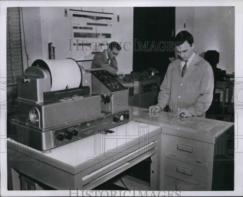 Load image into Gallery viewer, 1954 Press Photo FBI labs in Wash DC examination of fingerprints
