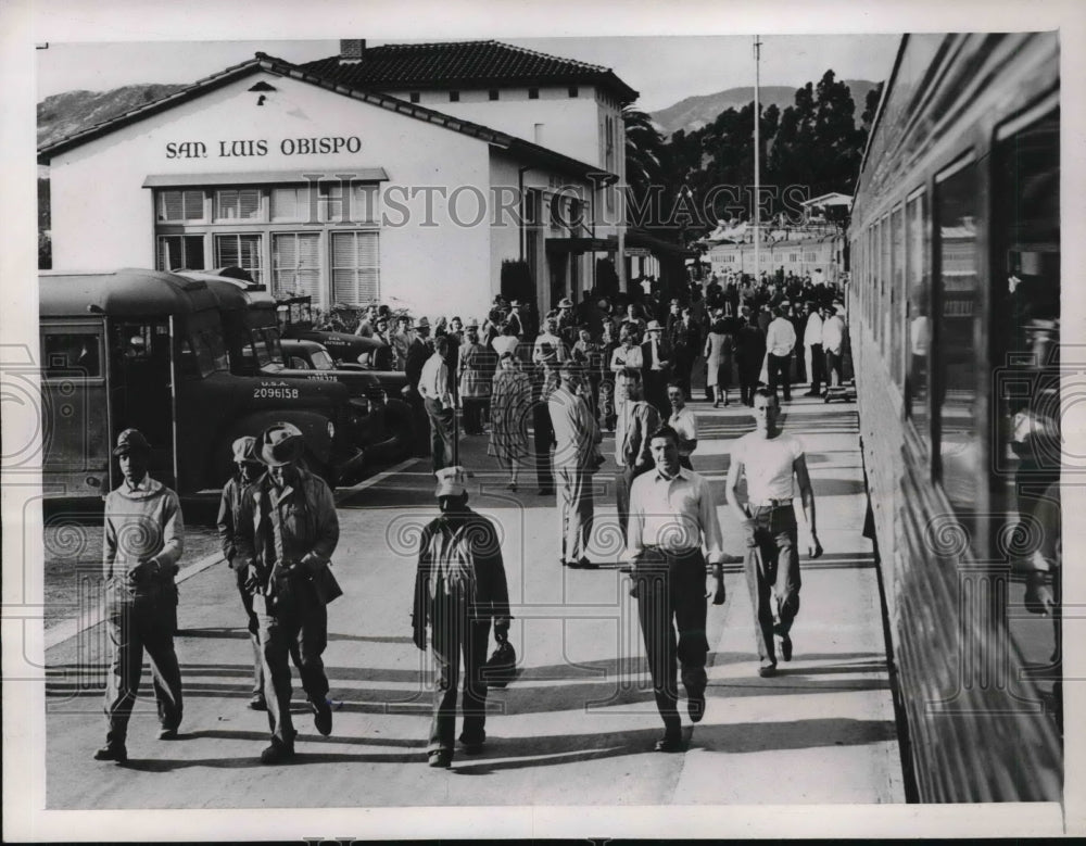1946 Press Photo Stranded passengers at San Luis Obispo, California