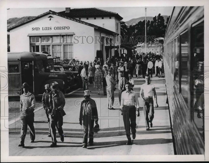 Load image into Gallery viewer, 1946 Press Photo Stranded passengers at San Luis Obispo, California
