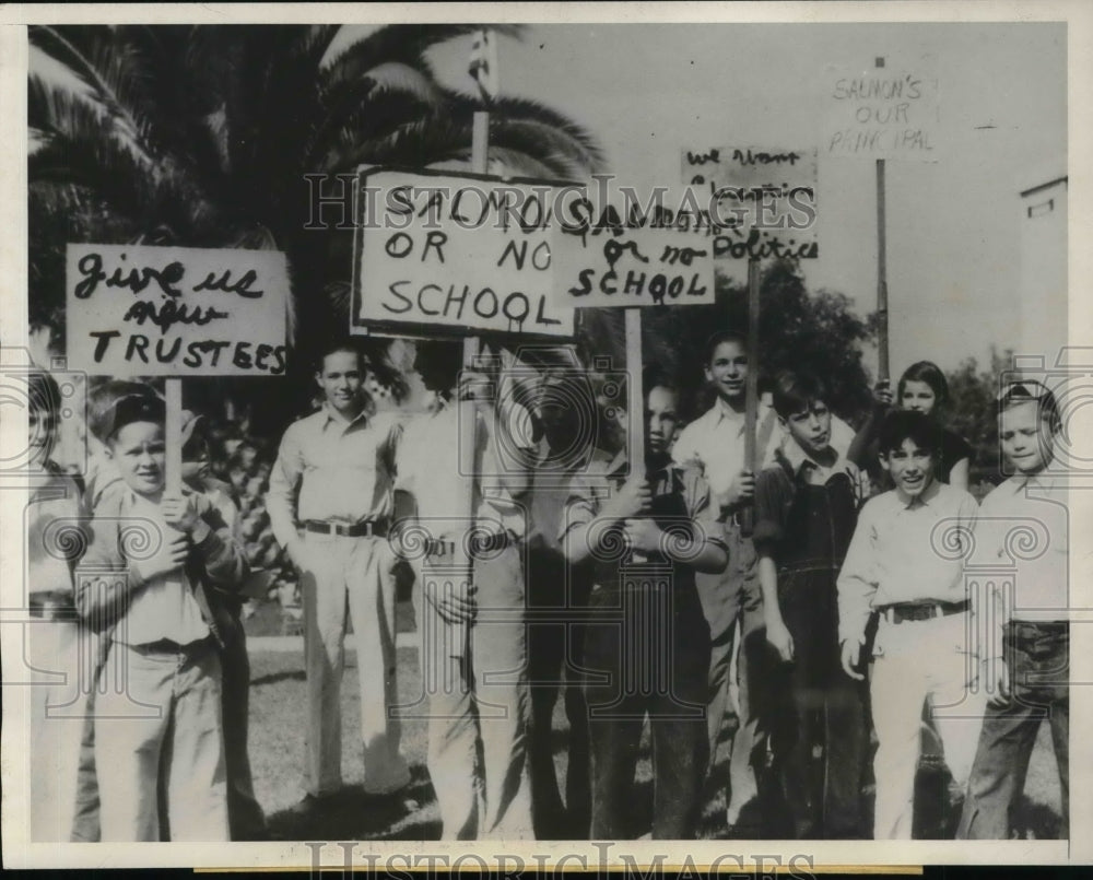 1932 Press Photo Pupils and parents join in school strike- Historic Images