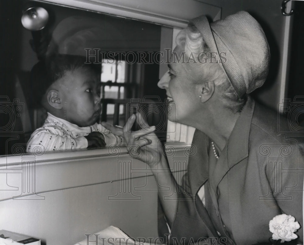 1962 Press Photo Madame Vanier chats with Eskimo boy in Churchill, Canada