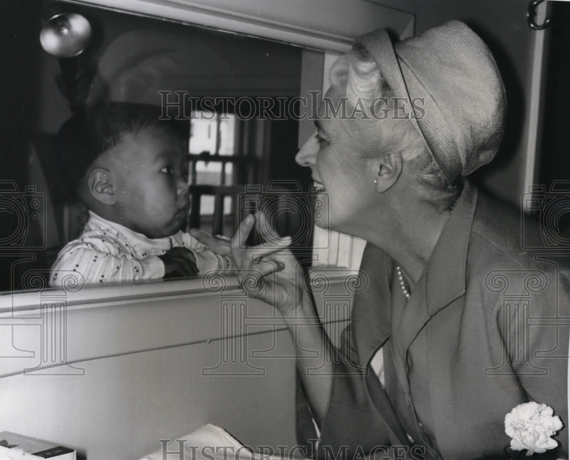 Load image into Gallery viewer, 1962 Press Photo Madame Vanier chats with Eskimo boy in Churchill, Canada
