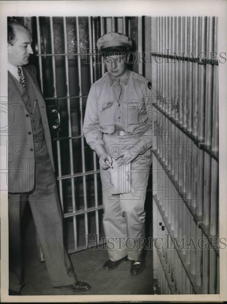Load image into Gallery viewer, 1943 Press Photo Pvt. Charles McIntosh free on bail in Chicago

