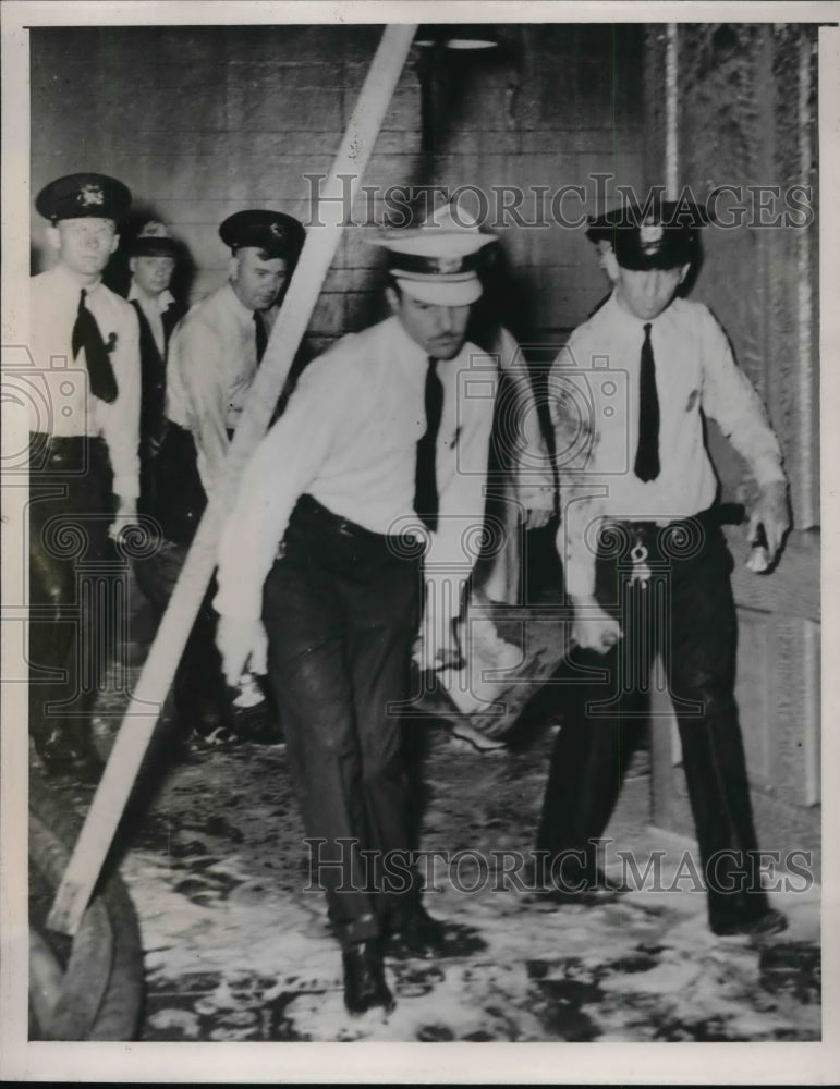 1940 Press Photo Cinncinati rescue workers & victims of a fire