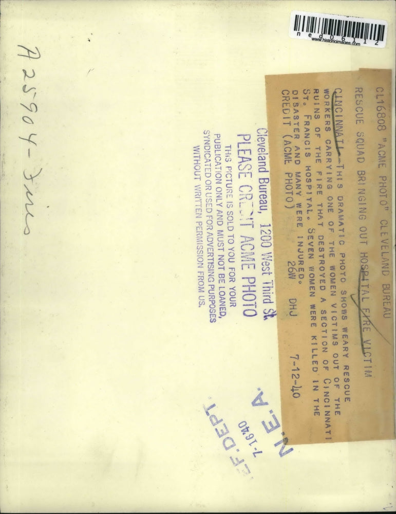 1940 Press Photo Cinncinati rescue workers & victims of a fire