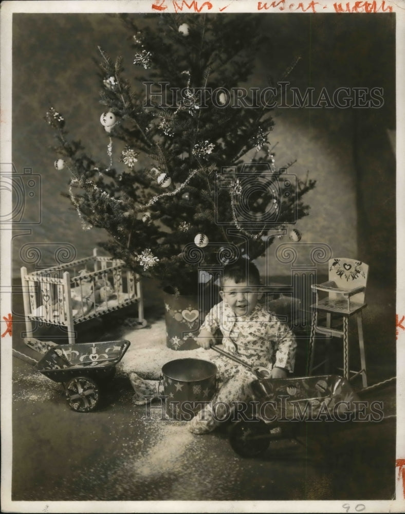 1959 Press Photo A young boy & a Christmas tree & presents - ned06144