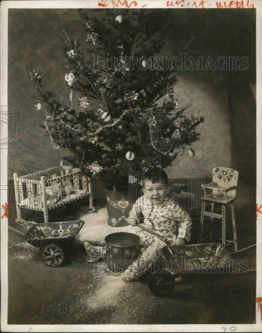 1959 Press Photo A young boy & a Christmas tree & presents - ned06144