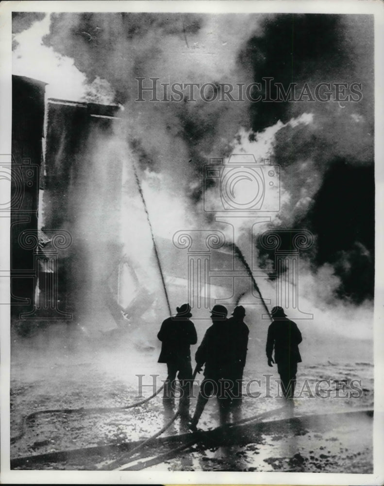 1974 Press Photo Klamath Falls Ore firemen battle blaze at grain elevator