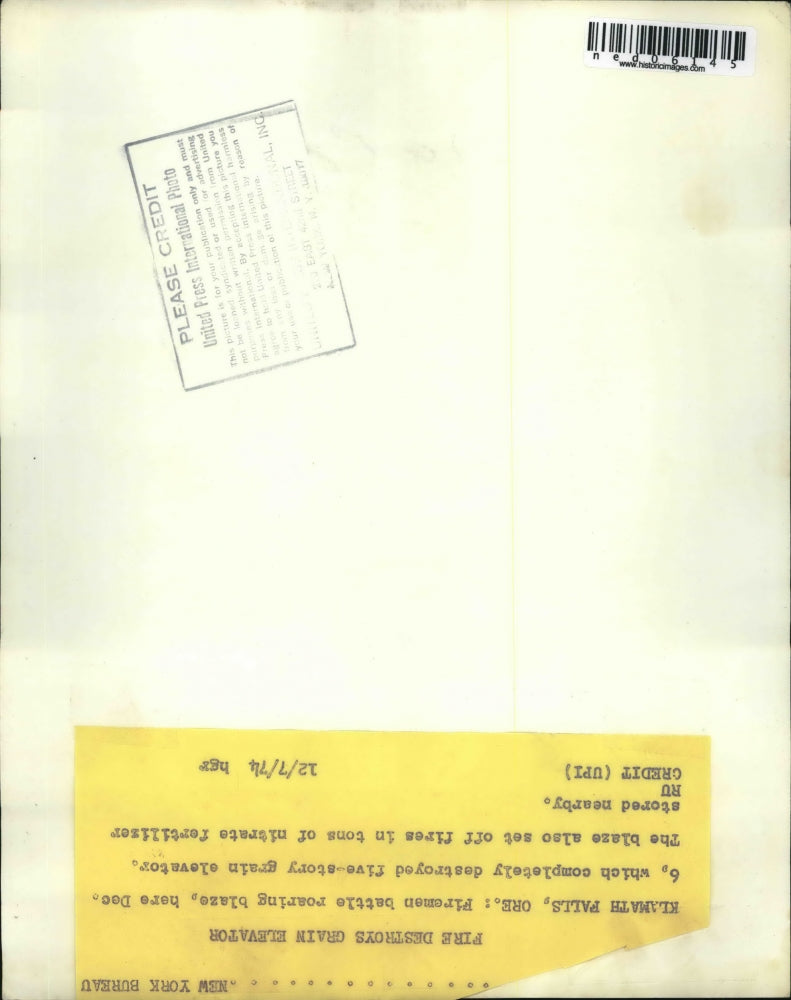 1974 Press Photo Klamath Falls Ore firemen battle blaze at grain elevator