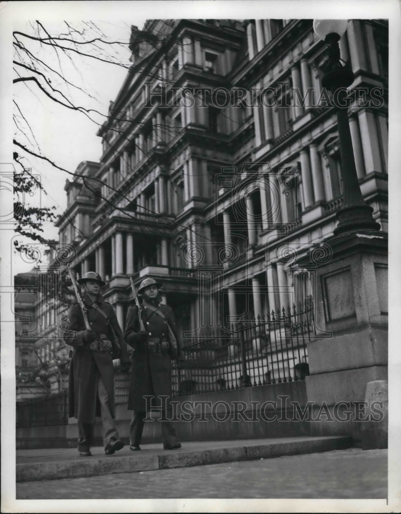 Load image into Gallery viewer, 1941 Press Photo Wash DC Pvts L Cole &amp; AJ Kubrick patrol at State Dept bldg DC
