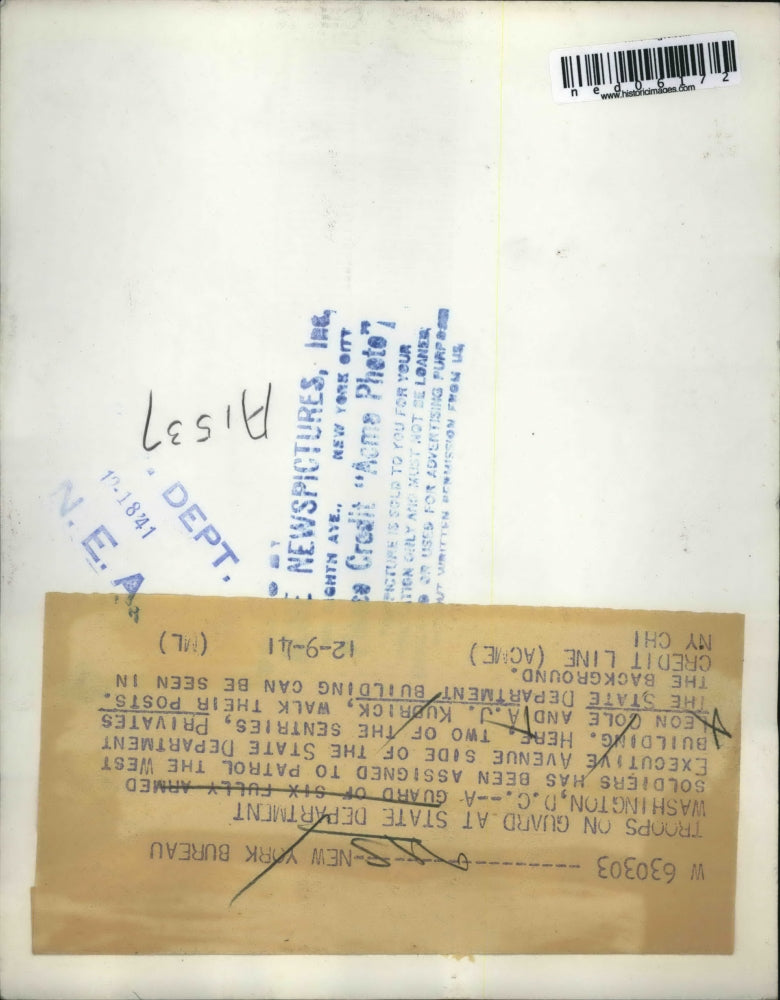 1941 Press Photo Wash DC Pvts L Cole & AJ Kubrick patrol at State Dept bldg DC