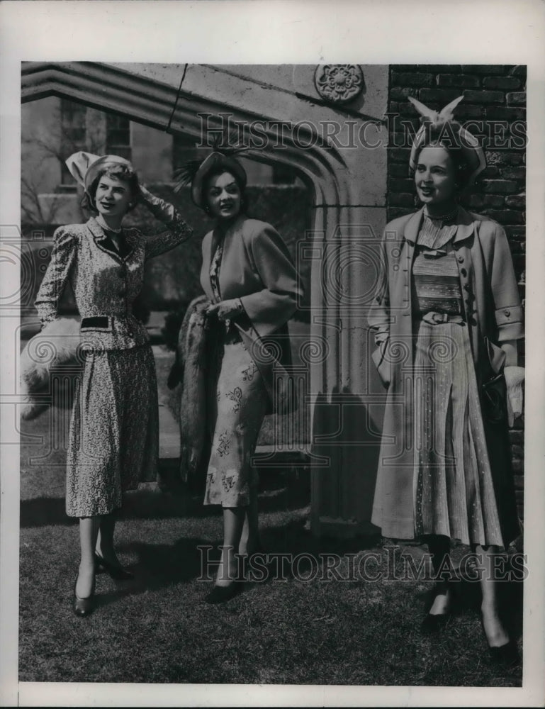 Load image into Gallery viewer, 1948 Press Photo Women model new summer fashions at a show
