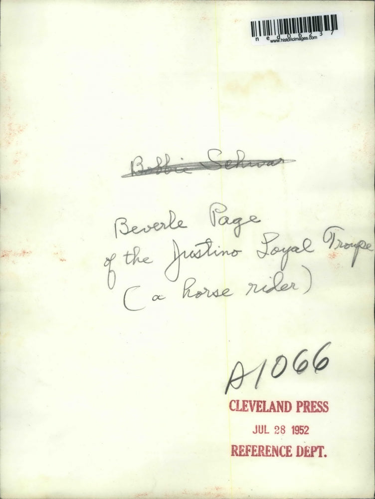 19562 Press Photo Beverle Page Justino Loyal troupe horse rider