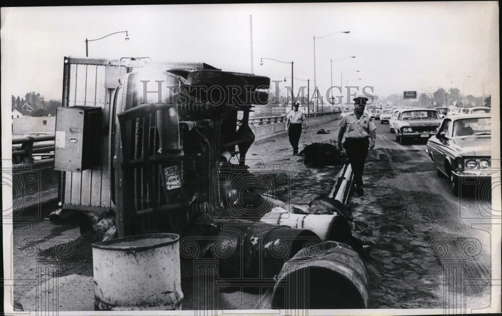 Press Photo Overturned Swift Meat truck on I 71 at W 14th st