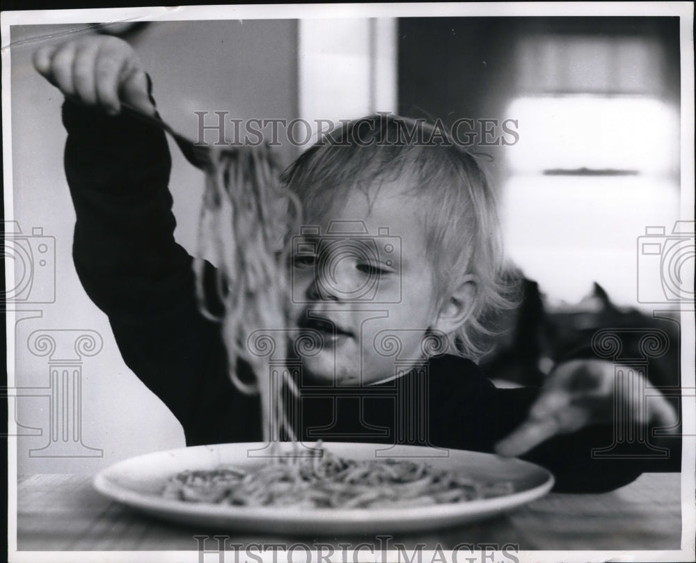 1961 Media Photo Diedre O'Sullivan Detroit Child Eating Spaghetti