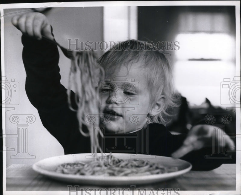 Load image into Gallery viewer, 1961 Media Photo Diedre O'Sullivan Detroit Child Eating Spaghetti
