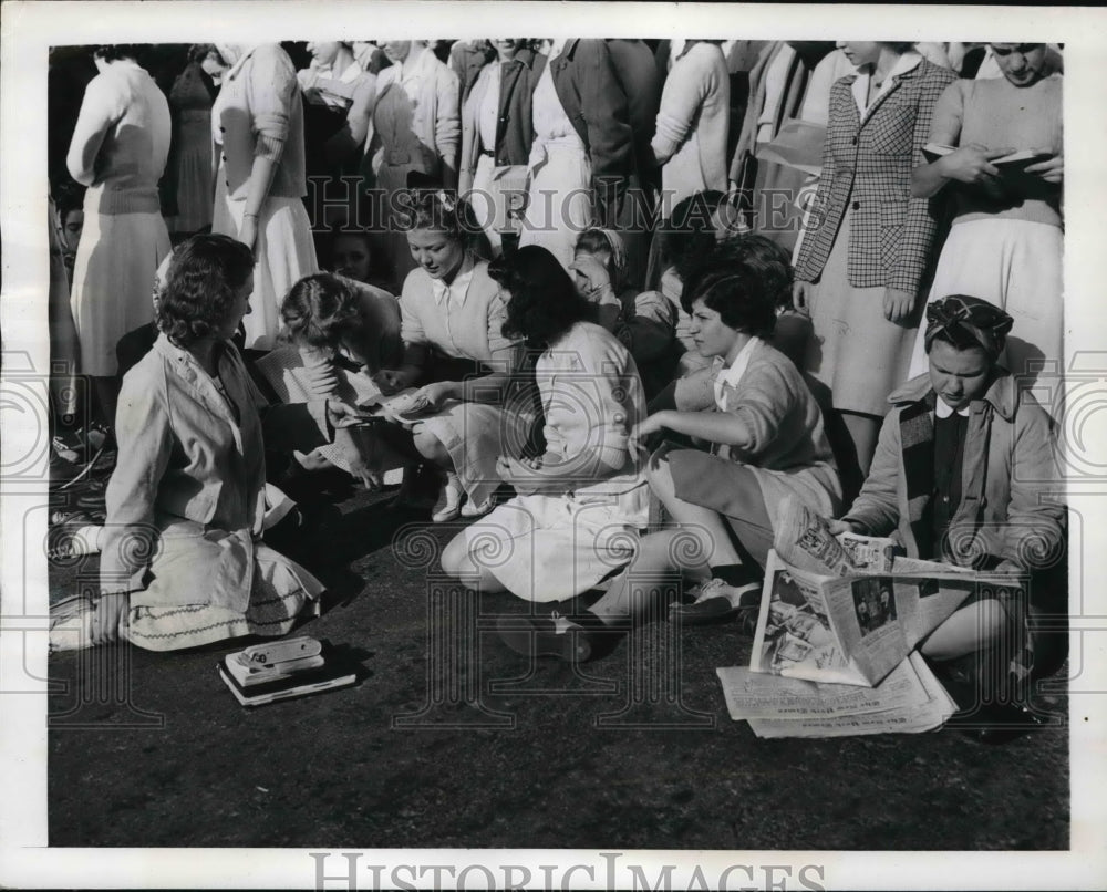 1941 Press Photo Boston,Mass. Wellesley College students at annual hoop race