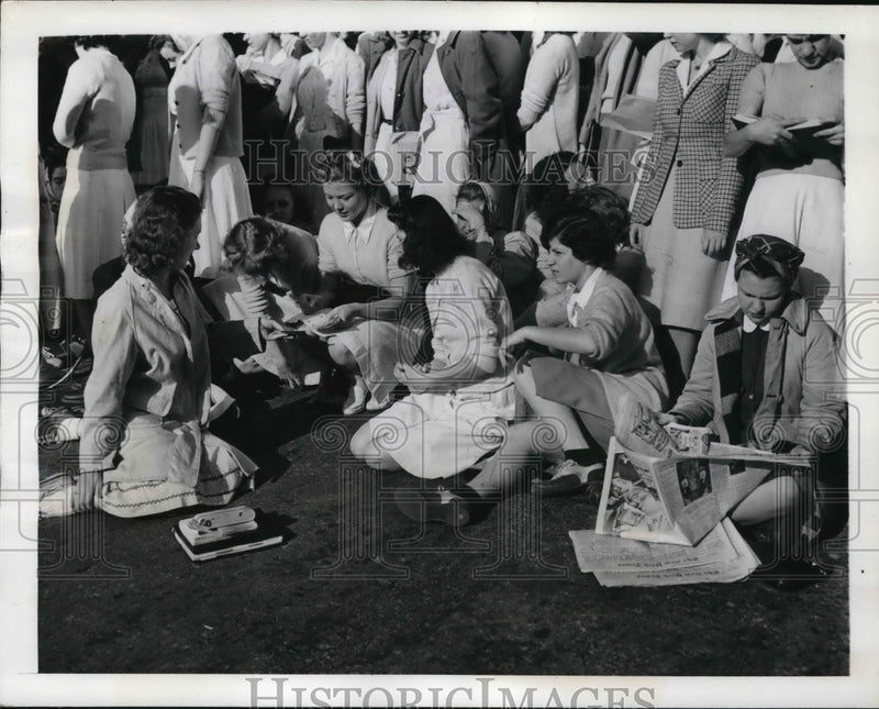 Load image into Gallery viewer, 1941 Press Photo Boston,Mass. Wellesley College students at annual hoop race
