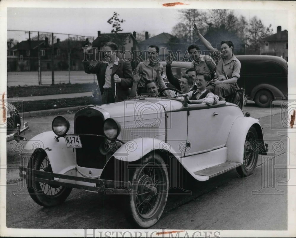 1942 Press Photo Bud Safford in a antique auto parade.
