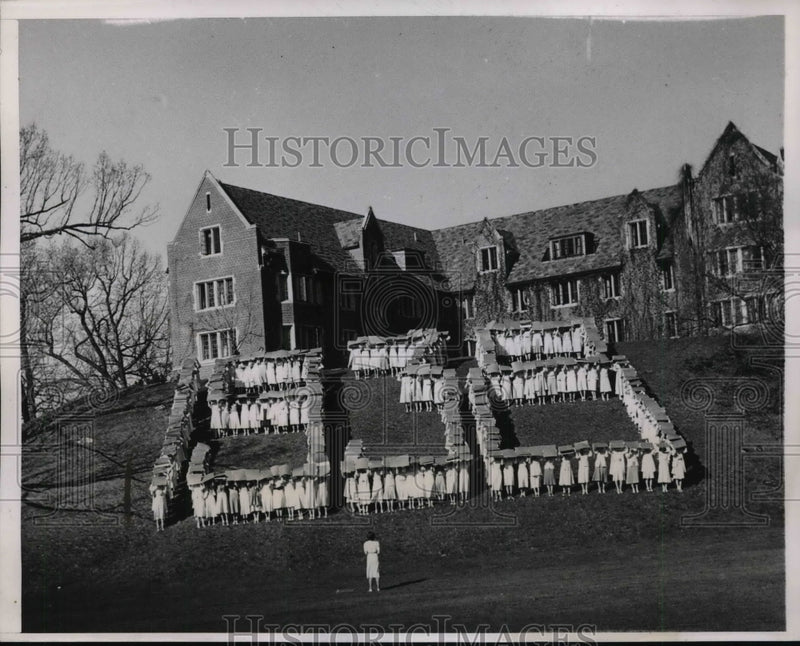 Load image into Gallery viewer, 1938 Press Photo Wellesley College Students Massachusetts Senior Class
