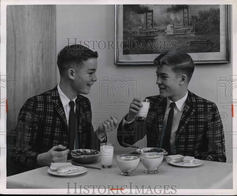 Load image into Gallery viewer, 1963 Press Photo The England teenager twins
