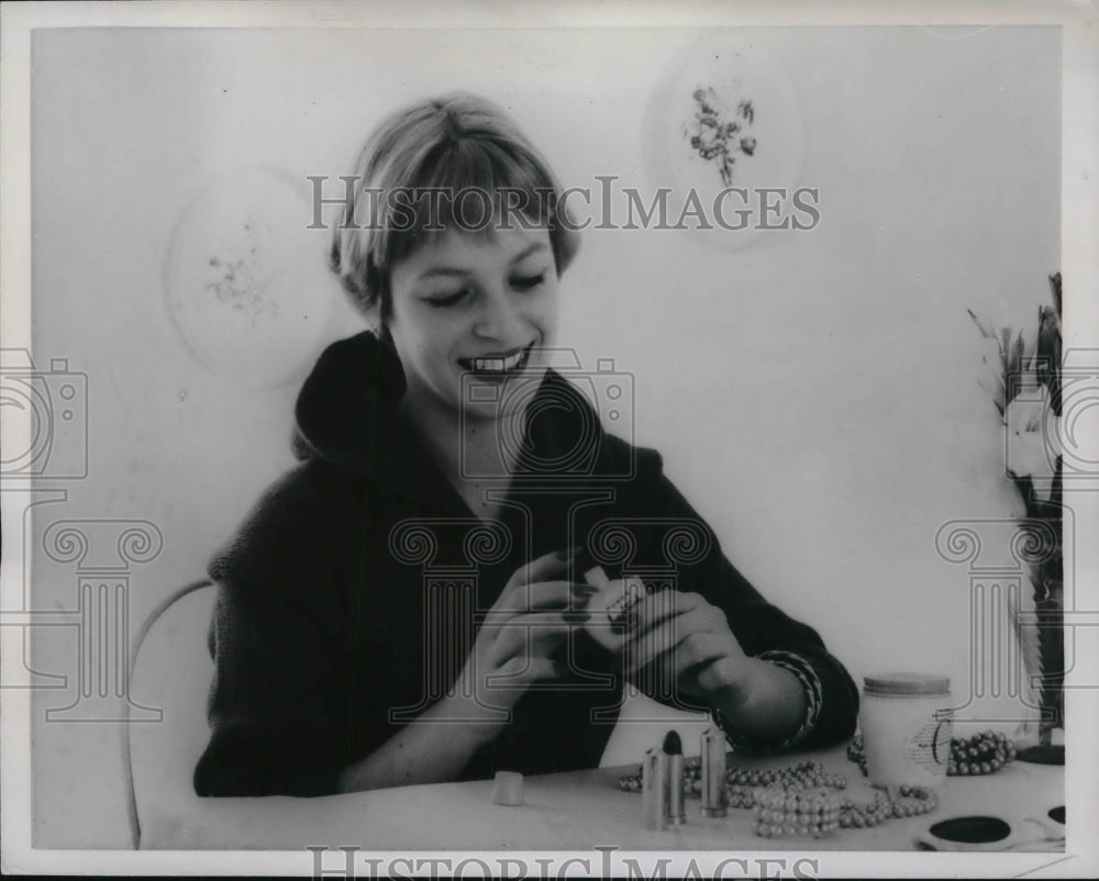 1958 Press Photo A teenage girl grooming - ned06451