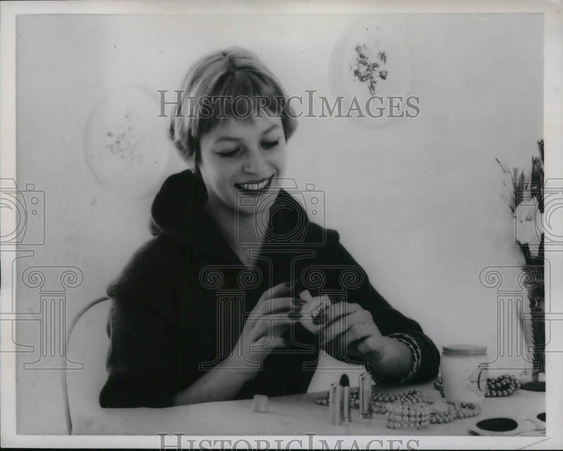 Load image into Gallery viewer, 1958 Press Photo A teenage girl grooming - ned06451
